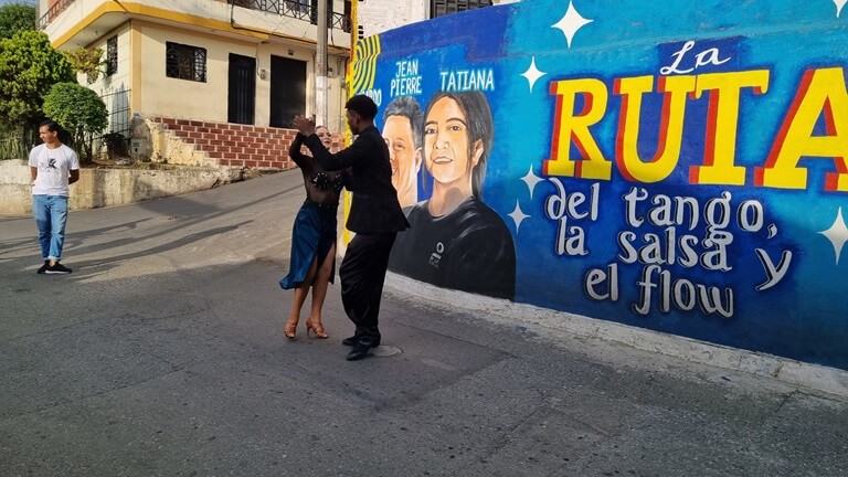 Una pareja de jovenes salseros , bailando en la esquina de una comunidad ,A través de proyectos sociales y iniciativas transformadoras, buscamos alcanzar un triple impacto y promover el desarrollo sostenible
