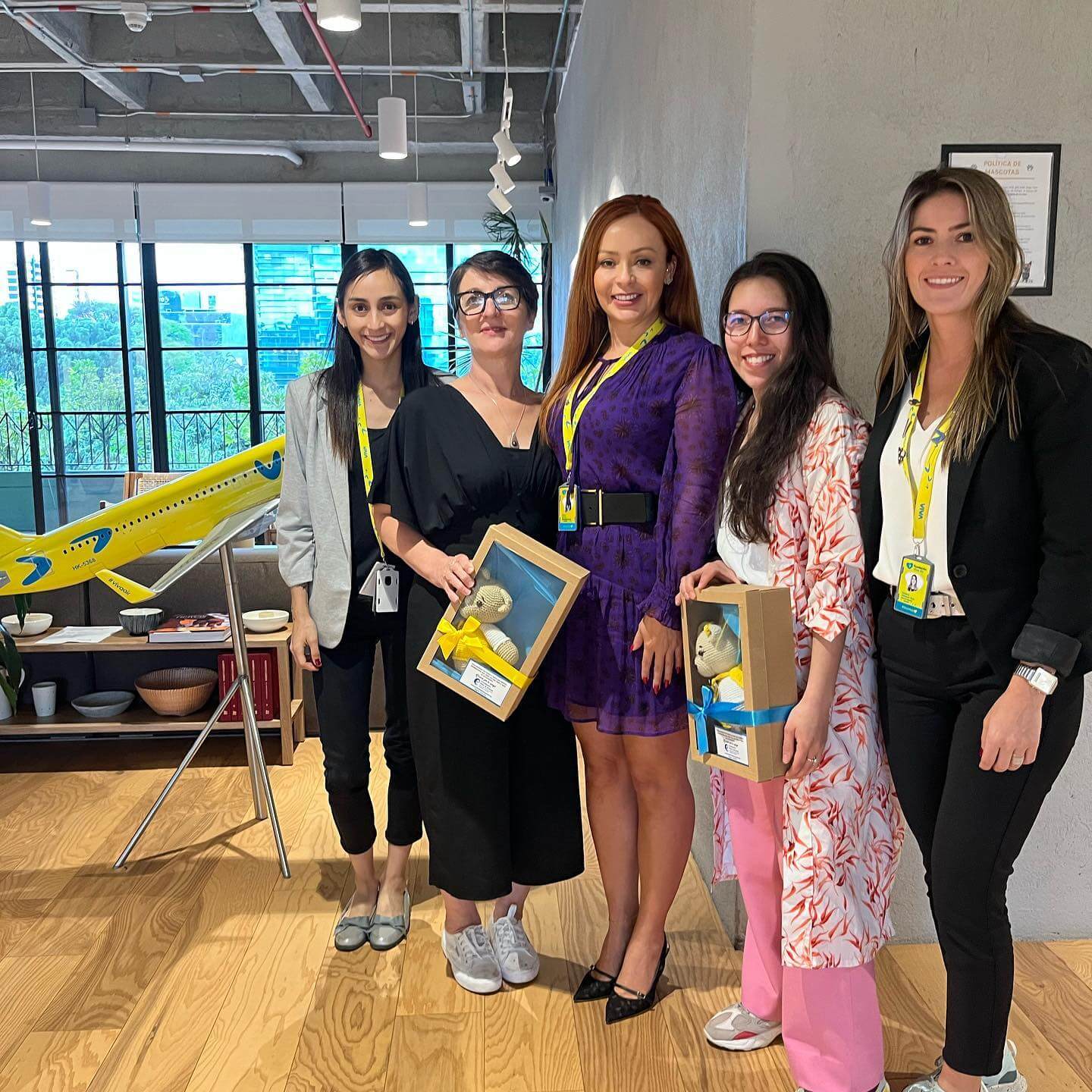 Imagen de las colaboradoras de One inversión junto a dos mujeres beneficiarias de emprende tu sueño, El impacto comprobado de nuestras prácticas sostenibles refuerza nuestro compromiso con un futuro mejor y el Desarrollo sostenible