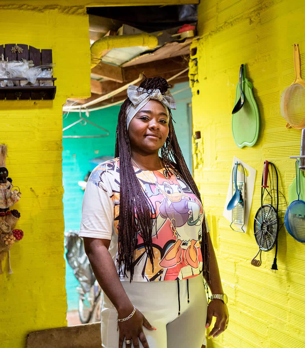 Mujer posando y mostrando sus raíces ancestrales,nuestro compromiso con el impacto estratégico se refleja en cada proyecto que emprendemos, buscando siempre mejorar la calidad de vida de las personas.
