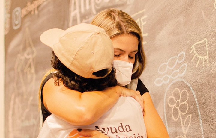 Mujer dando una abrazo fraternal a un joven ,Filantropía estratégica, económica, social y ambiental que también debe estar presente en el sector social y solidario.