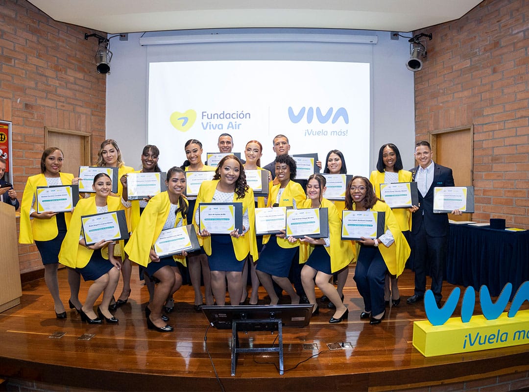 Grupos de jovenes mostrando sus diplomas ,proyectos estratégicos para mejorar la calidad de la vida de las personas .