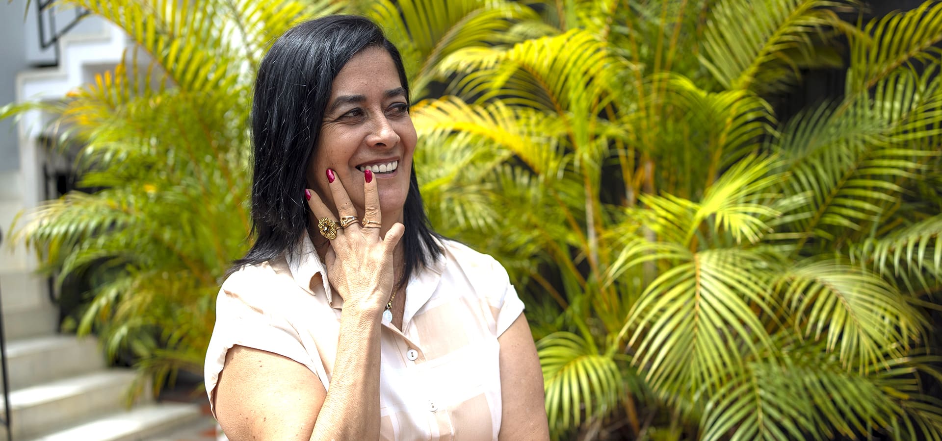Mujer sonriendo Ofrecemos oportunidades de inversión que permiten reinversión en proyectos sociales con un triple impacto beneficioso para todos.