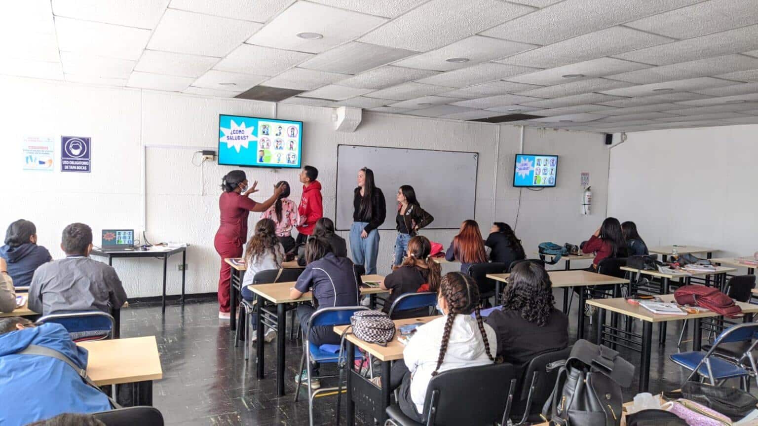 Students in their classroom during a presentation, receiving instructions from their teacher. We work on strategic alliances to promote social ecologonomy and ensure proven impact on community development.