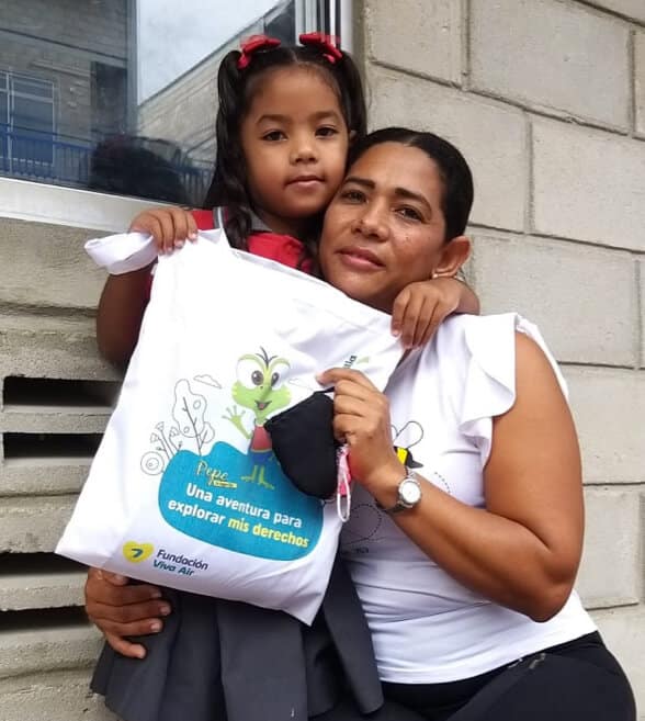 Mujer junto a una menor mostrando la ayuda o beneficio que le otorga One inversión gracias al capital estratégico de sus inversionistas