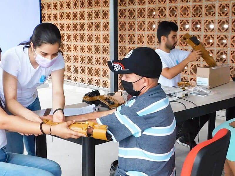 Hombre recibiendo prótesis de su mano ,La filantropía estratégica y el capital paciente son esenciales para nuestras acciones de alto impacto y triple impacto