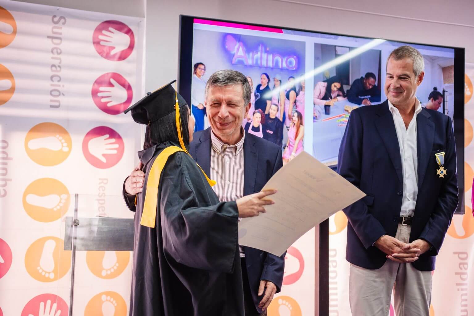 Una joven recibiendo su diploma ,el desarrollo sostenible es el objetivo central de nuestras iniciativas transformadoras y proyectos sociales, logrando un triple impacto beneficioso para todos.