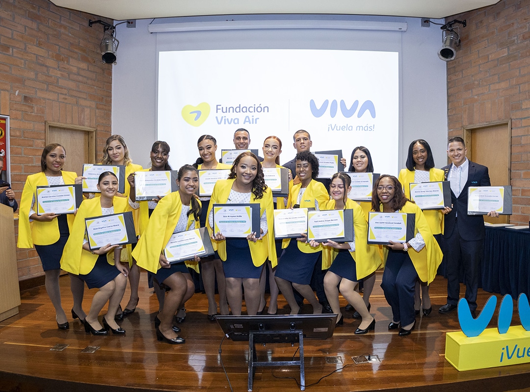 Grupo de personas en un recinto donde cada uno muestra su diploma ,Nuestro enfoque en la inversión de impacto y la reinversión en proyectos sociales asegura que cada acción contribuya al desarrollo sostenible y al desarrollo social