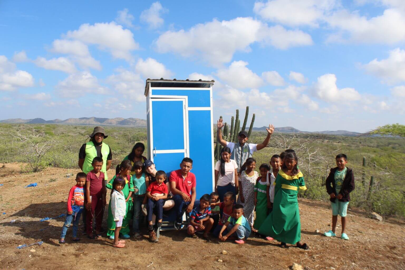 Niños y jovenes de una Comunidad indigenas siendo beneficiados con un baño , iniciativas de one inversión