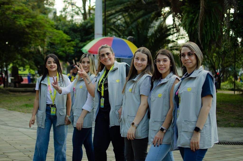 Una fotografia de mujeres quienes apoyan en los procesos de one inversión , para un desarrollo sostenible e impacto social para la comunidad