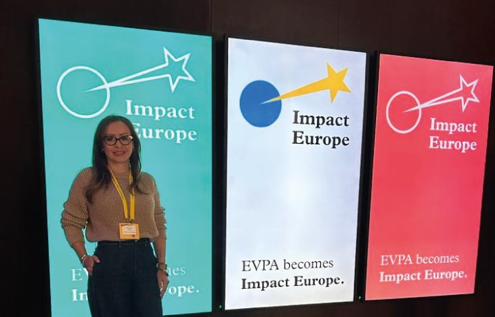 Una mujer en congreso sobre impacto social