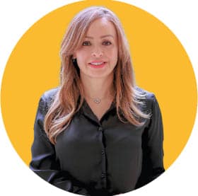 Mujer sonriendo quien es una de las personas encargadas de realizar Acompañamiento estratégico, Mónica es administradora de empresas y especialista en Gestión Estratégica. Su integridad, transparencia y sensibilidad hacia los problemas sociales la convierten en una mujer que genera cambios positivos en la sociedad mediante el empoderamiento de las habilidades de las personas. Su mayor motivación es liderar la misión de ONE y encabezar proyectos que generen valor sostenible y promuevan nuevas iniciativas.
