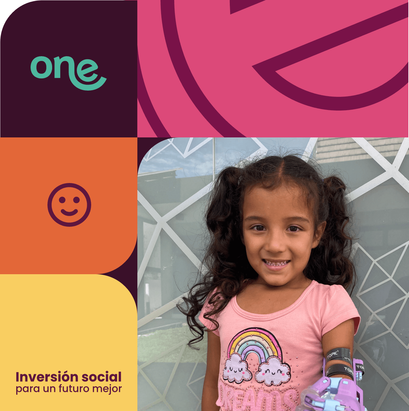Niña sonriendo y mostrando con que fue beneficiada ,Guiados por los Objetivos de Desarrollo Sostenible (ODS), nuestra fundación trabaja incansablemente para realizar un Impacto social