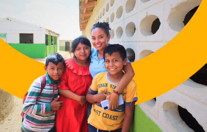 Children smiling and hugging, who are beneficiaries and symbolize strategic alliances to promote Sustainable Development