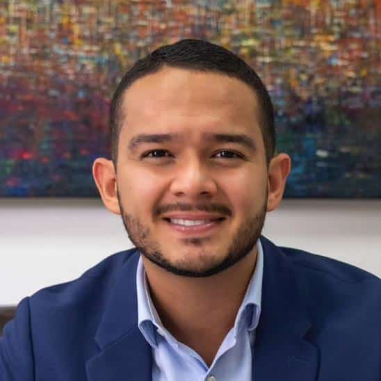 Jose Daniel Porras Nicholls,Es abogado especializado en Derecho Público por la Universidad EAFIT y Máster en Administración y Dirección de Empresas por EAE Business School y la Universidad Politécnica de Cataluña.